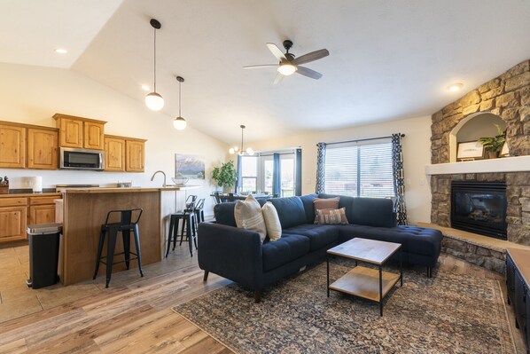 Smart TV, fireplace - Heber House, 20 min to Park City! Close to downtown Heber. (Heber City)