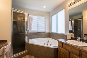 Combined shower/bathtub, jetted bath, hair dryer, bidet - Heber House, 20 min to Park City! Close to downtown Heber. (Heber City)