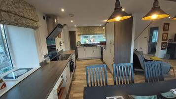 Rumah | Dapur pribadi | Lemari es, microwave, oven, dan kompor