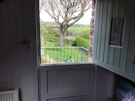 Tabla de planchar con plancha, wifi gratis y ropa de cama 