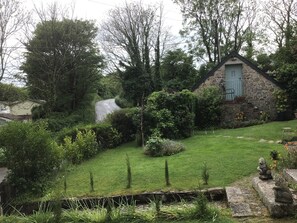 Studio | Property grounds - Cozy Camborne Studio Retreat With two Single Beds (Camborne)