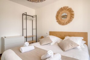 3 bedrooms, iron/ironing board, travel crib, WiFi - NEW sea view apartment for 6 people (Le Lavandou)