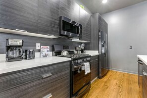 Réfrigérateur, micro-ondes, four, plaque de cuisson