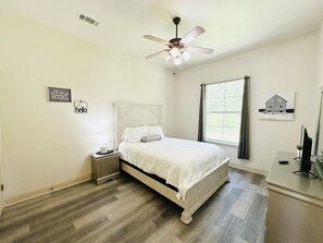 2 habitaciones, tabla de planchar con plancha y cuna de viaje 