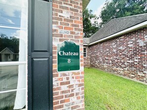 Exterior detail - Chateau 8, spacious townhouse in Tickfaw, LA (Tickfaw)