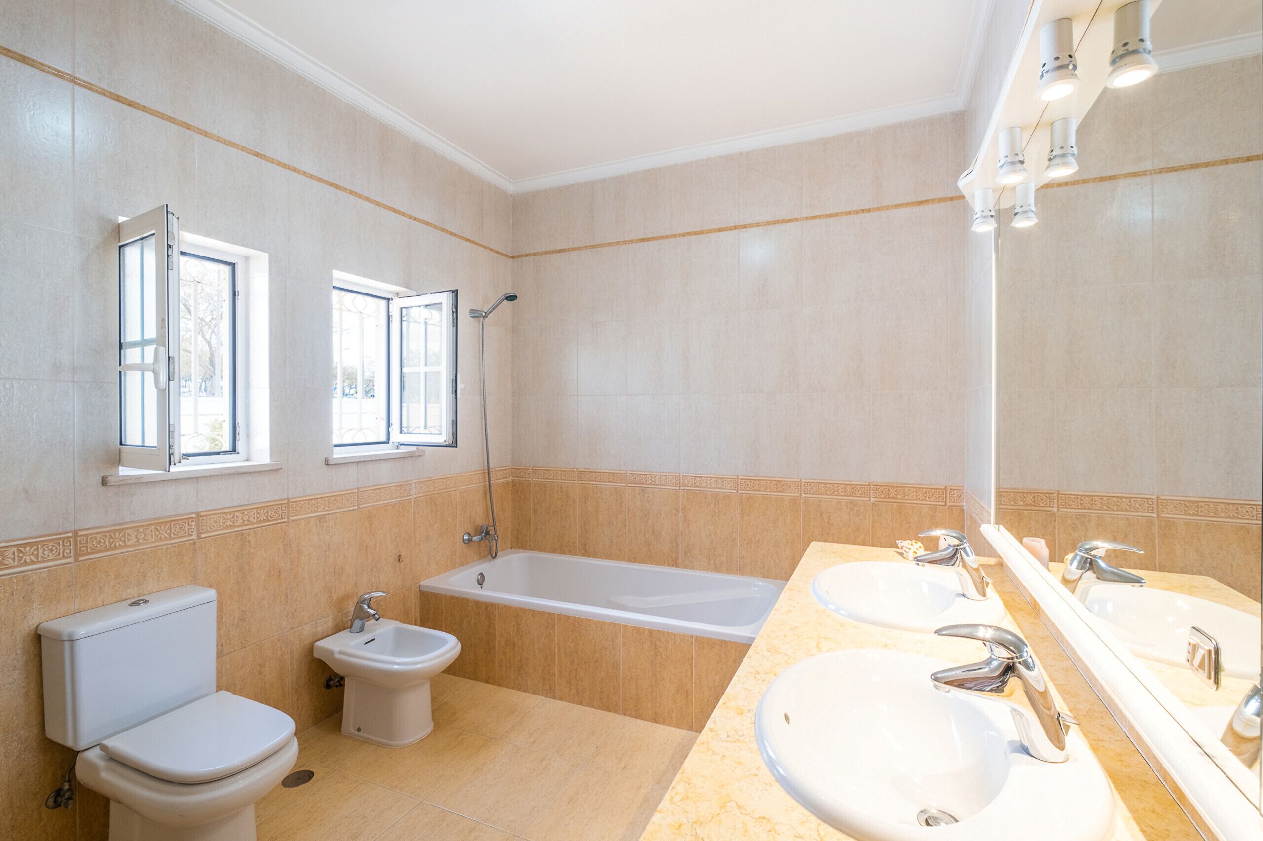 Bathtub, towels
