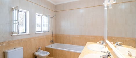 Bathtub, towels
