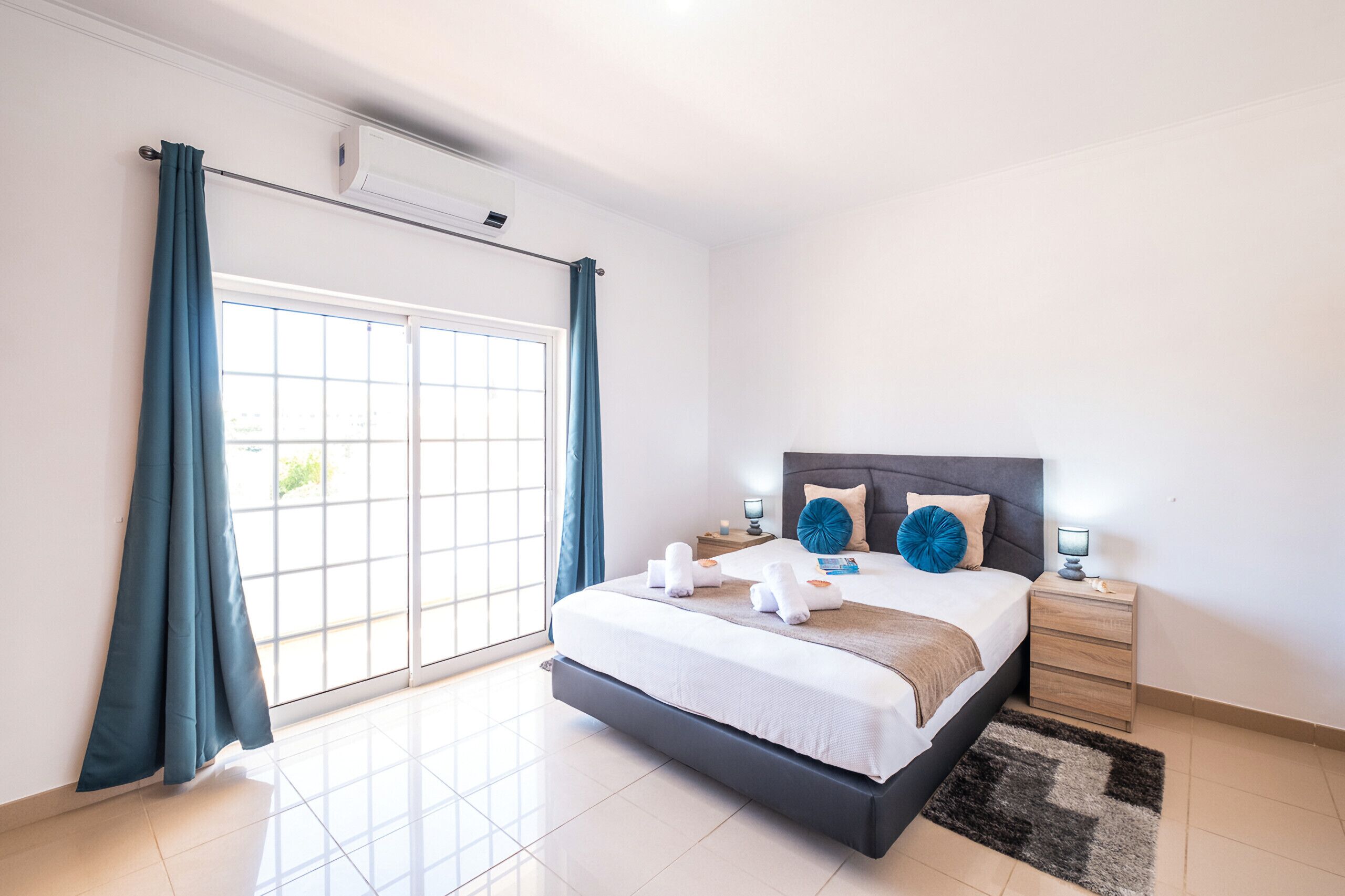 6 bedrooms, iron/ironing board, WiFi (free), bed sheets