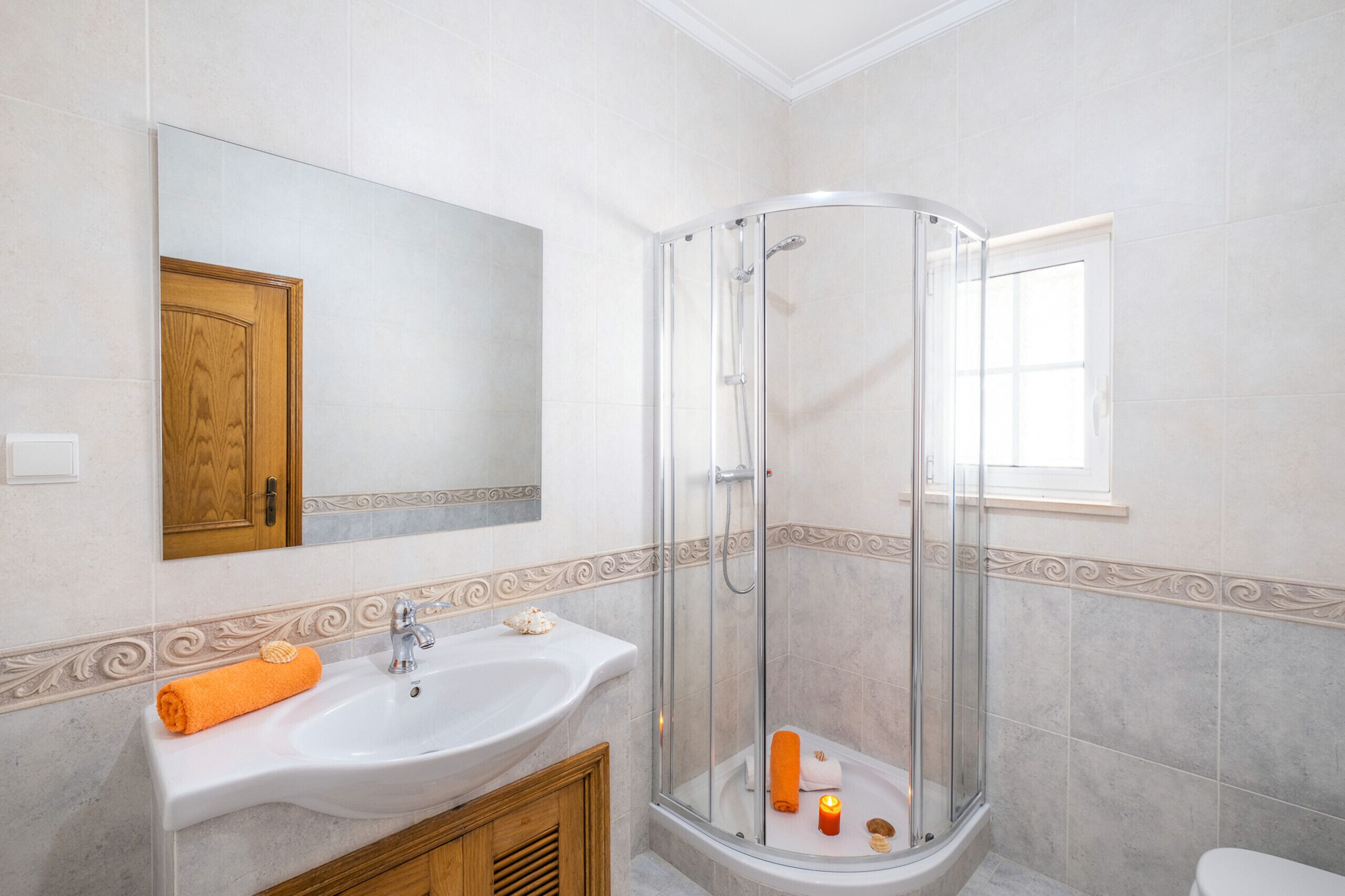 Bathtub, towels