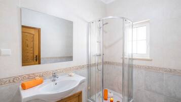 Bathtub, towels