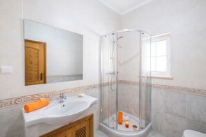 Bathtub, towels - Villa with Saltwater Swimming Pool (Albufeira)