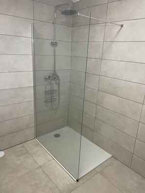 Douche, serviettes fournies, papier toilette