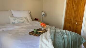 3 habitaciones, escritorio, tabla de planchar con plancha y wifi gratis