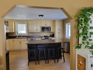 Réfrigérateur, four à micro-ondes, un four, surface de cuisson