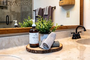 Baignoire, serviettes fournies, savon, papier toilette
