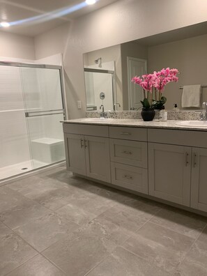 Combined shower/tub, towels