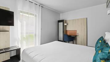 Escritorio, sistema de insonorización, wifi gratis y ropa de cama