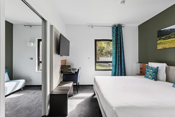 Family Room | Desk, soundproofing, free WiFi, bed sheets - Hôtel Akena Molinges - La Brocatelle (Chassal-Molinges)