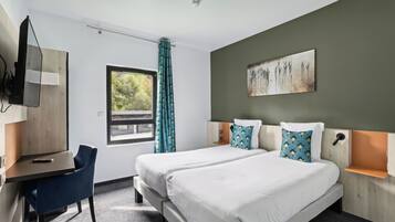 Basic-Zweibettzimmer | Schreibtisch, schallisolierte Zimmer, kostenloses WLAN, Bettwäsche