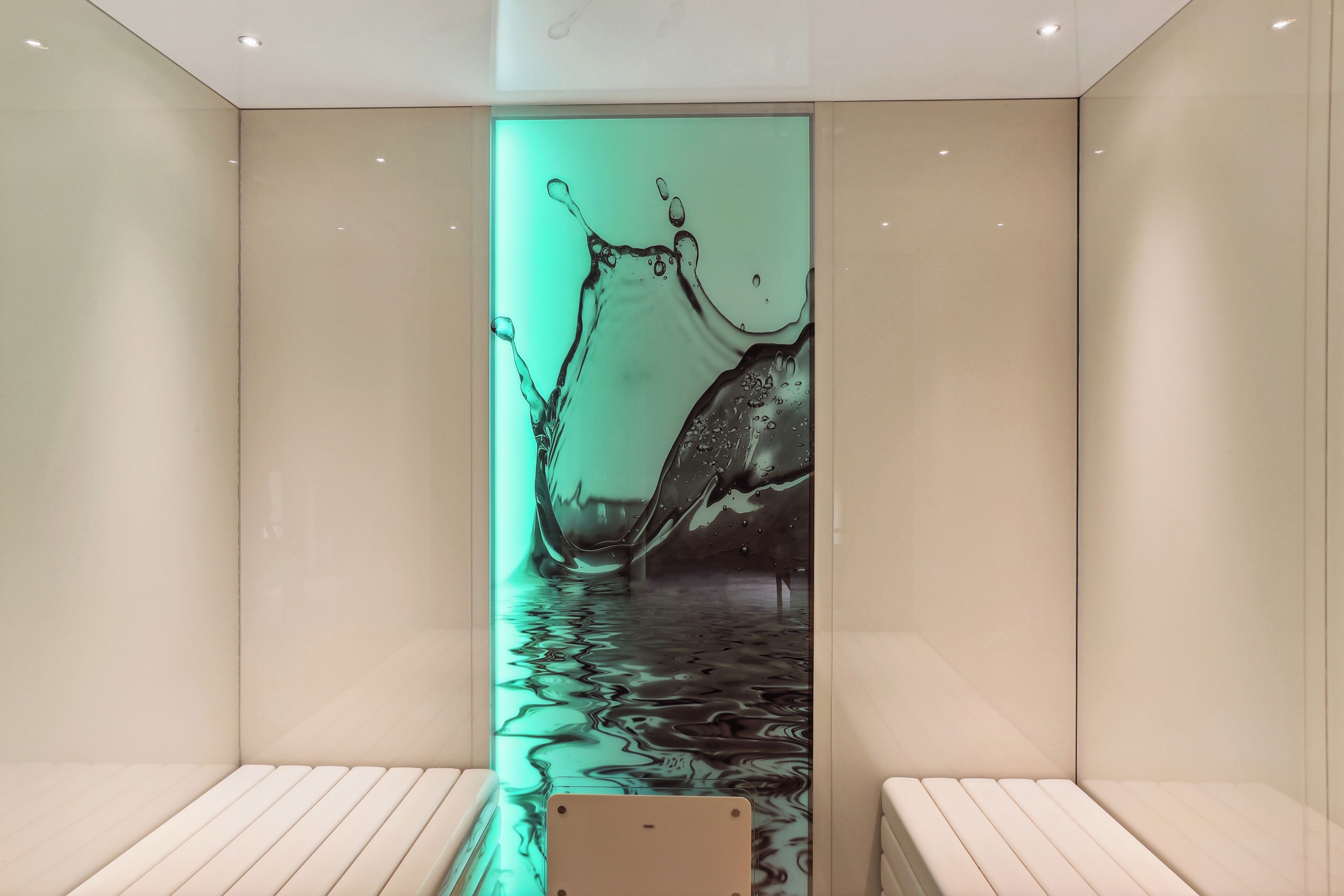 Ein modernes Badezimmer mit einem großen Spiegel, einer Sitzbank und einem wandmontierten Waschbecken.