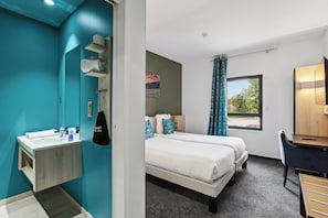 Habitación básica con 2 camas individuales | Escritorio, sistema de insonorización, wifi gratis y ropa de cama