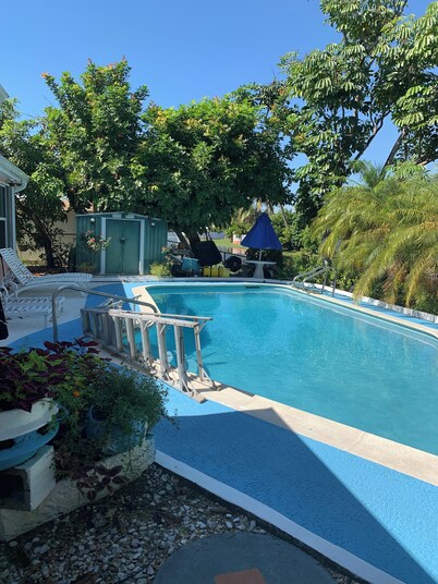 Cheerful and cozy 1 bedroom efficiency. Private