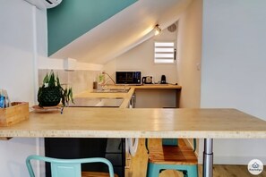 Fridge, microwave, stovetop, coffee/tea maker