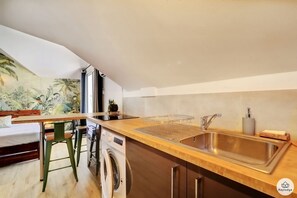 Fridge, microwave, stovetop, coffee/tea maker