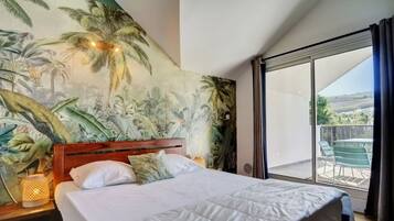 Planxa i posts de planxar, wifi gratuïta i roba de llit