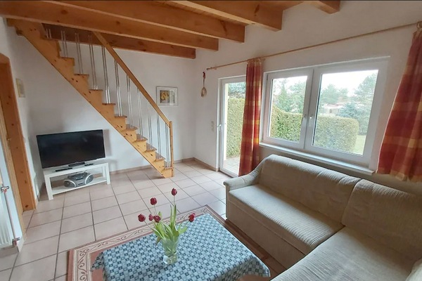 Smart-TV, DVD-Player, Bücher, Stereoanlage