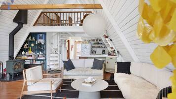 Televisión y chimenea