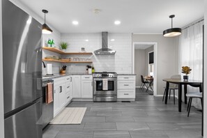 雪櫃、微波爐、焗爐、爐具