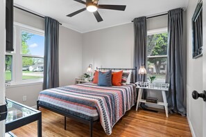 3 bedrooms, iron/ironing board, WiFi, bed sheets - The Marvy Madison Brookside/Gathering Place (Tulsa)