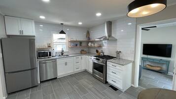 Refrigerador, microondas, horno y parrilla de estufa