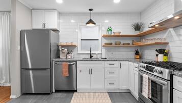 Refrigerador, microondas, horno y parrilla de estufa