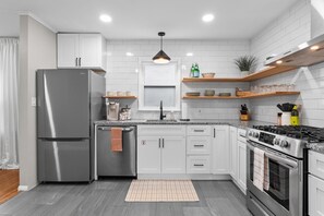 Fridge, microwave, oven, stovetop - The Marvy Madison Brookside/Gathering Place (Tulsa)