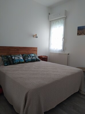 2 bedrooms, iron/ironing board, travel cot, free WiFi