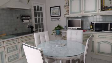 JÀÀkaappi, mikroaaltouuni, uuni, liesi