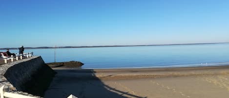 På stranden