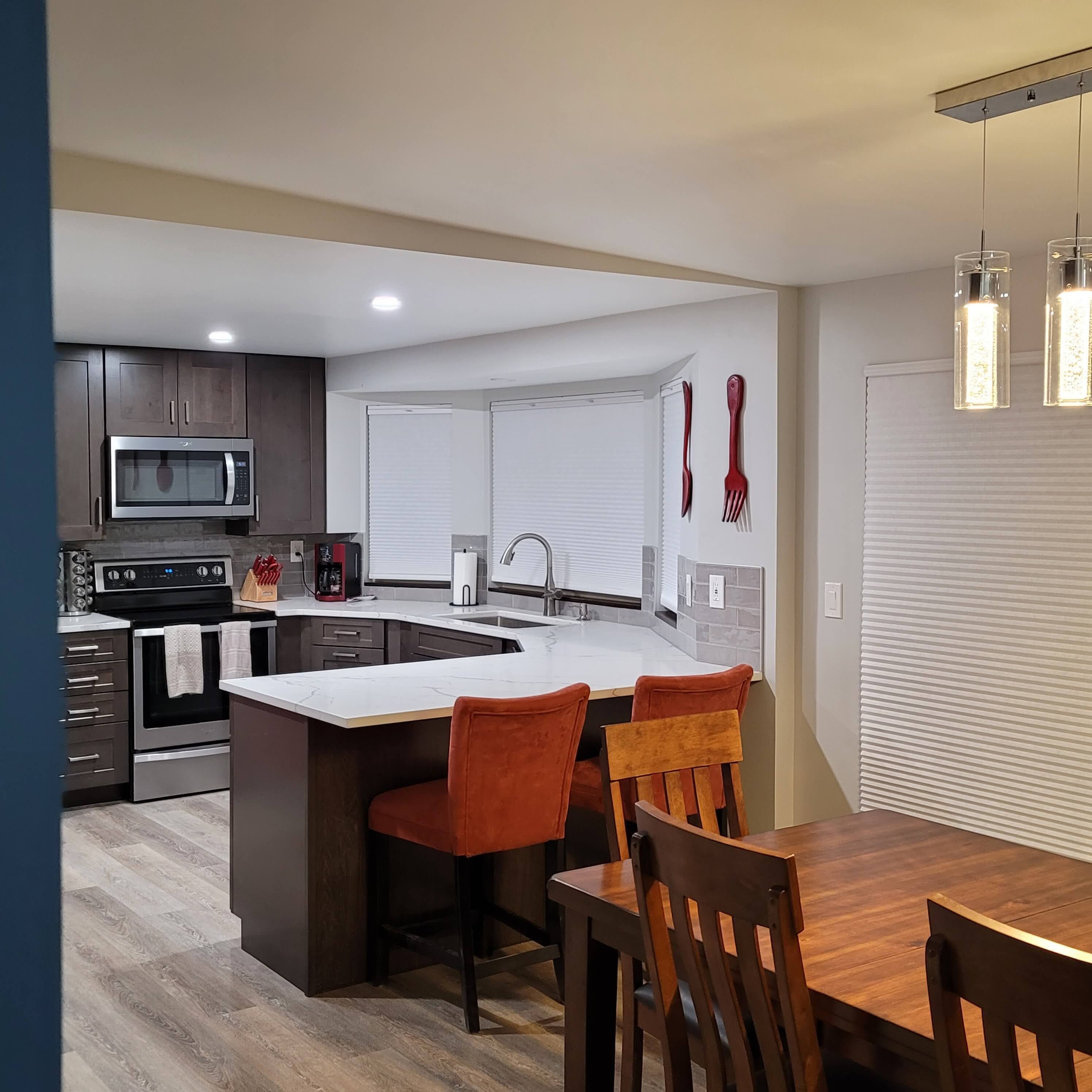 Réfrigérateur, micro-ondes, four, plaque de cuisson