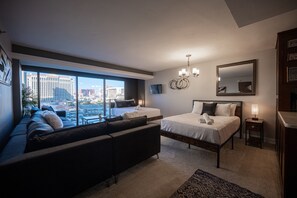 City view from property - Stay together on the strip - 6 comfy beds w/view! (Las Vegas)