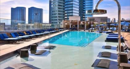 Stay together on the strip - 6 comfy beds w/view!