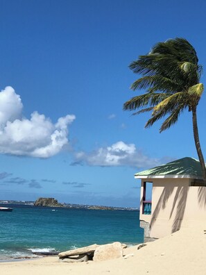 Plage, chaises longues, serviettes de plage