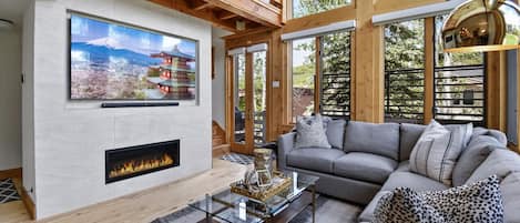 Smart TV, chimenea y monitor de computadora