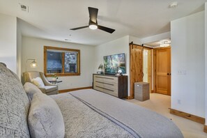 3 habitaciones, escritorio, tabla de planchar con plancha y wifi gratis 