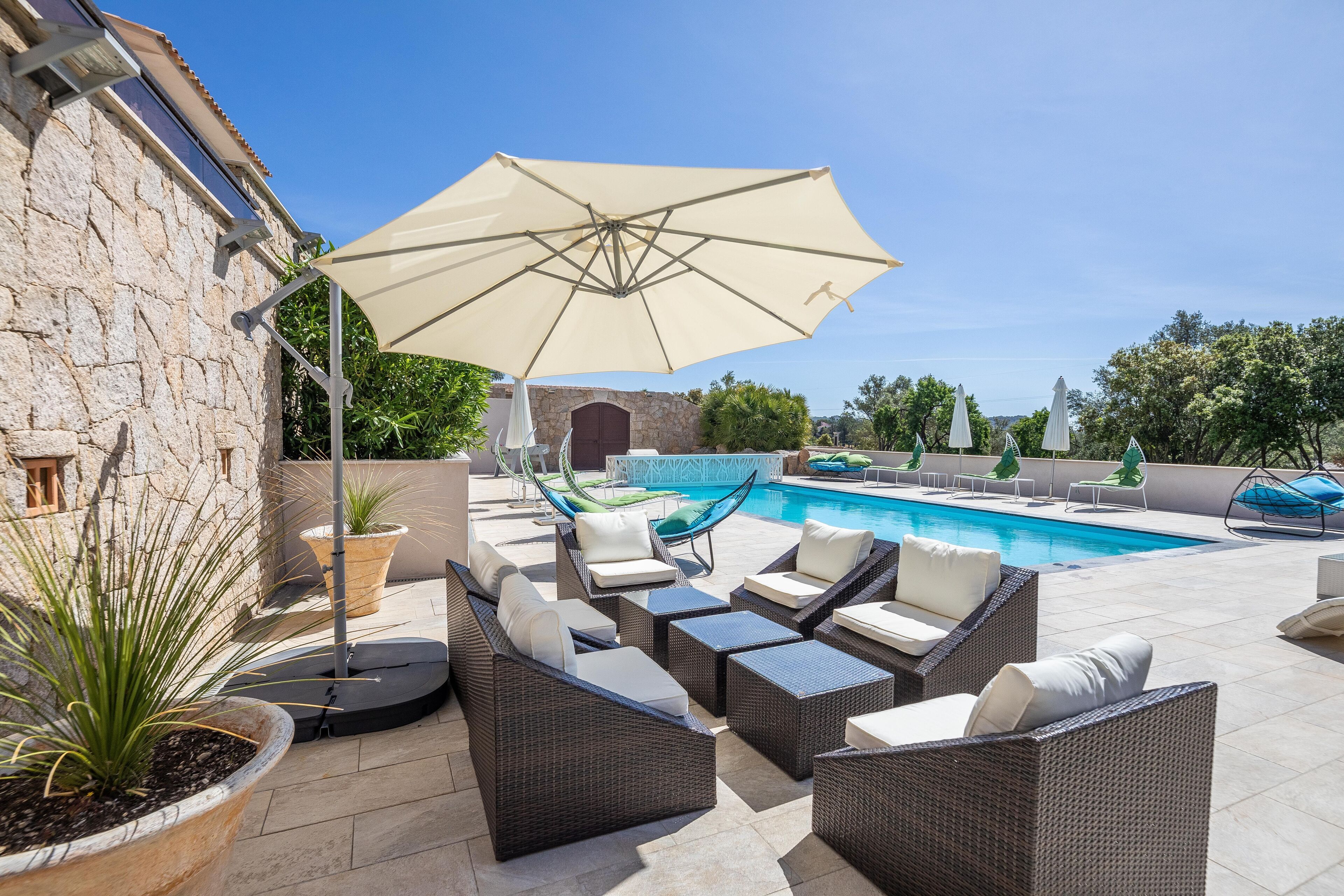 Utendørsbasseng og et oppvarmet basseng