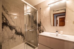 Een douche, een haardroger, handdoeken, zeep
