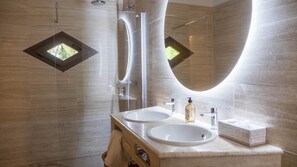 Bañera, secador de pelo, toallas