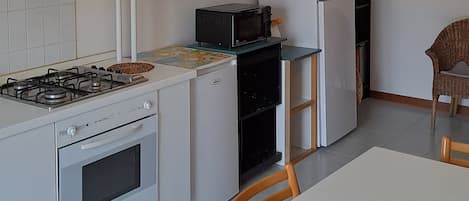 Fridge, stovetop, cookware/dishes/utensils, dining tables