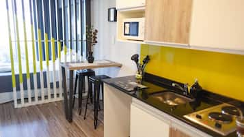 Apartamento conforto | Cozinha privada | Geladeira grande, micro-ondas, cooktop, chaleira elétrica